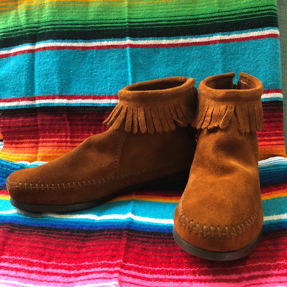 NIB: Minnetonka Back Zip Hardsole Boot